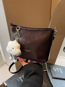 Borsa a Secchiello in Pelle PU Lucida da Donna Con Simpatico Ciondolo a Nuvola Borsa a Tracolla Vintage Borsa a Mano per Pendolari