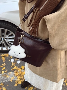 Borsa a spalla vintage in pelle verniciata marrone scuro con ciondolo a nuvola in stile autunno