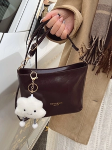 Borsa a secchiello in pelle marrone con ciondolo a nuvola in stile street style