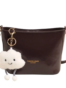 Borsa a secchiello retrò in pelle lucida caffè con ciondolo a nuvola di peluche