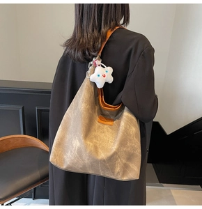 Vue détaillée du sac cabas marron café avec breloque étoile et anses en cuir à l'épaule