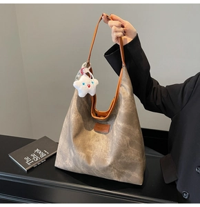 Détail du sac hobo en cuir marron vintage avec pendentif en peluche en forme d'étoile