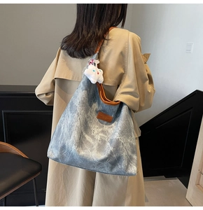 Détail du grand sac cabas en toile grise avec lanières cuir et pendentif étoile