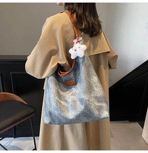 Sac cabas texture marbrée bleu-gris avec bandoulière en cuir marron et pendentif étoile