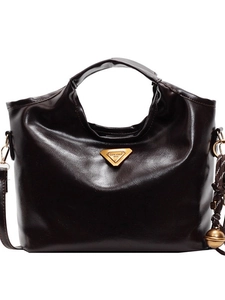 Sac à main en cuir marron foncé avec logo triangulaire doré et breloque gland