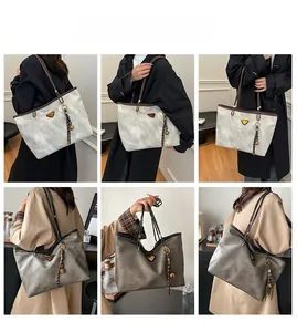 Vues détaillées du grand sac cabas vintage avec logo triangle en métal et fines anses