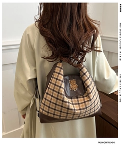 Sac fourre-tout à carreaux avec broderie ours en peluche porté par un mannequin