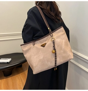 Vue détaillée du grand sac cabas à texture marbrée avec anses brunes et breloques dorées