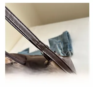 Détail de la quincaillerie métallique et des coutures de précision du sac en toile