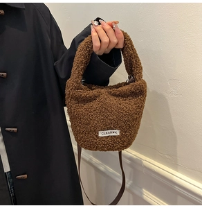 Détail du sac seau en polaire peluche marron avec étiquette et bandoulière en cuir