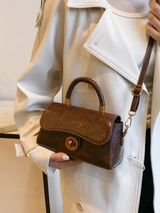 Braune Retro-Umhängetasche aus Leder mit Tragegriff und Goldverschluss für herbstliche Outfits