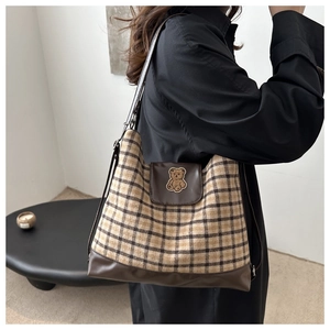 Vue détaillée d'un grand sac cabas vintage à carreaux avec broderie ours mignonne