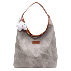 Grand sac cabas en toile à motif marbre avec anses en cuir marron et pendentif étoile