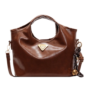 Sac seau vintage marron avec plaque triangle dorée et pendentif clochette chic