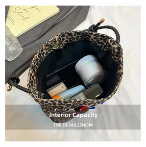Détail intérieur du sac seau léopard avec boucle aimantée dorée et grande contenance