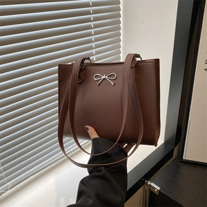 Sac Cabas Femme en Cuir PU Grande Capacité Sac à Épaule Avec Nœud en Métal Élégant Sac Sous le Bras Minimaliste Couleur Unie