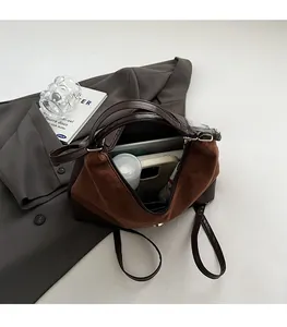 Vue intérieure d'un sac cabas en daim marron montrant sa grande capacité de rangement