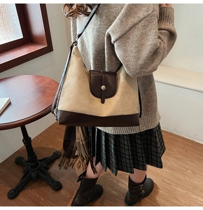 Gros plan d'un sac vintage bicolore avec texture mate et détail de fermoir métallique