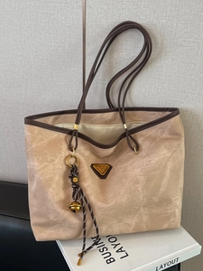 Sac Cabas Vintage Pour Femme Grande Capacité En Similicuir Et Toile Sac À Épaule Avec Logo Triangulaire En Métal Et Charm Clochette