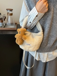 Sac seau en peluche blanc cassé avec breloque ours et bandoulière longue réglable