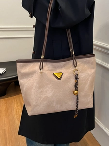 Grand sac cabas chic kaki avec anses marron et logo en métal pour le transport quotidien