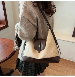 Détail du sac à bandoulière en toile contrastée avec rabat en cuir et sangle réglable
