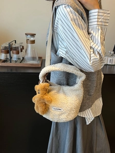 Sac à épaule en peluche blanche avec breloque ours brun et bandoulière longue