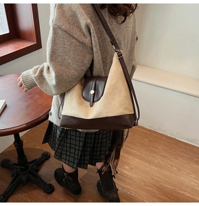 Détail du sac vintage en toile et cuir avec bandoulière réglable et boucle en métal