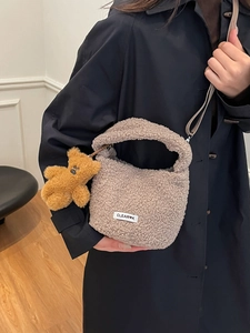 Sac bandoulière en peluche marron clair avec charm ours mignon et sangle en tissu