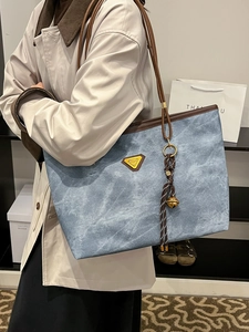 Sac cabas en jean bleu avec finitions en cuir marron et bandoulières pour le quotidien