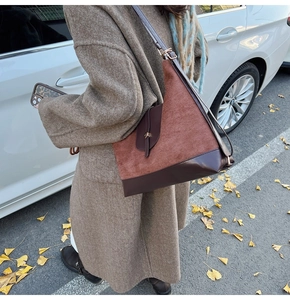 Détail du sac cabas vintage en patchwork avec daim marron et longues bretelles