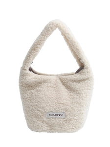 Sac seau chic en peluche crème pour femme avec étiquette de marque minimaliste