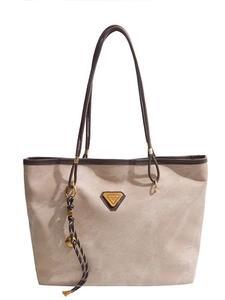 Grand sac cabas en daim beige avec anses en cuir marron et pompon décoratif