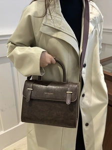 Sac messager marron foncé vintage avec fini mat rétro et large bandoulière