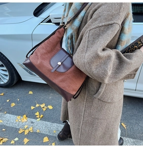 Détail d'un sac à dos vintage en similicuir mat avec fermoir métallique et grande capacité