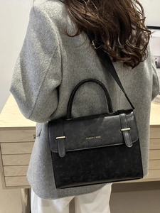 Sac messager vintage noir pour femme avec lettrage doré et large bandoulière