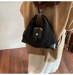 Détail du sac bandoulière patchwork noir avec boucle dorée et texture en daim