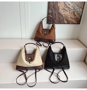Gros plan de sacs à dos vintage en similicuir dépoli en marron, crème et noir
