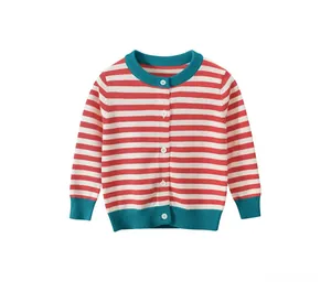Détail d'un cardigan en tricot rayé rouge et blanc pour fille avec bords-côtes bleus