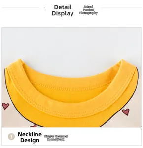 Détail de l'encolure ronde côtelée et du motif de cœur sur ce t-shirt en coton pour enfant