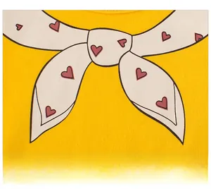 Détail du t-shirt jaune en coton avec imprimé écharpe blanche et motifs de cœurs