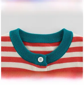 Vue détaillée du pull en maille rayé avec col rond contrasté vert foncé et bouton blanc
