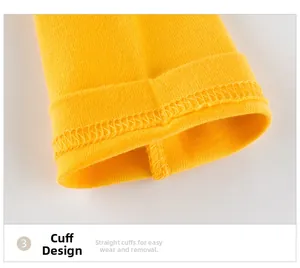 Détail de la manche du haut en tricot jaune montrant le poignet droit et la couture