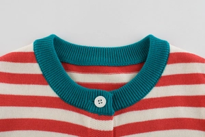 Détail du cardigan en tricot à rayures rouges et blanches avec col rond côtelé vert foncé