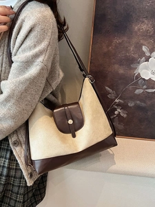Sac bandoulière rétro contrasté en cuir marron et tissu mat beige de grande capacité
