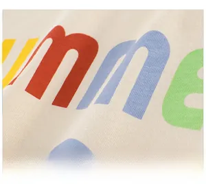 Gros plan détaillé de l'imprimé Summer sur un T-shirt en coton beige pour filles