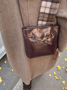 Dark brown patent leather crossbody bag with vintage style for autumn and winter outfits