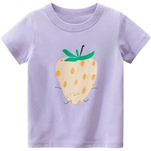 Μπροστινή όψη κοριτσίστικου βαμβακερού t-shirt σε λεβάντα με χαριτωμένο σχέδιο φράουλα