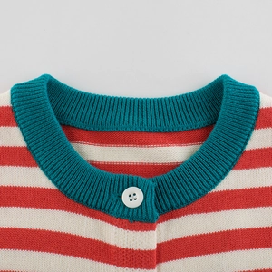 Cardigan rayé pour fille avec encolure côtelée bleue et un bouton blanc