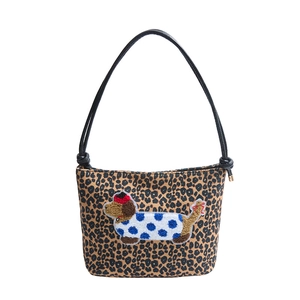 Sac seau rétro à imprimé léopard avec broderie teckel et bandoulière en cuir noir